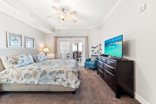 奥兰治比奇The Oasis at Orange Beach 2203的一间卧室配有一张床和一台平面电视