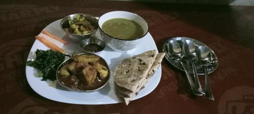 BhurkīāNamaste Bardiya Resort的一大盘带汤和蔬菜的食物