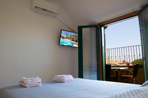 托尔托雷托Residence Playa的一间卧室配有一张带折叠毛巾的床。