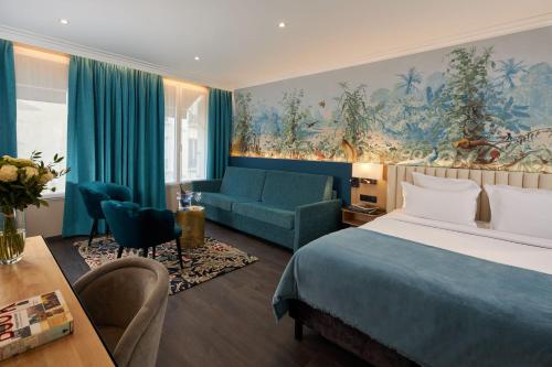巴黎Hôtel Tourisme Avenue的酒店客房,配有床和沙发