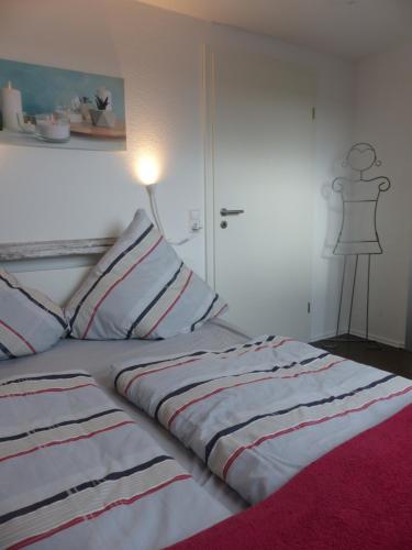 IngstettenAlb-Biosphäre-Ferienwohnung的卧室内的一张带条纹棉被的床
