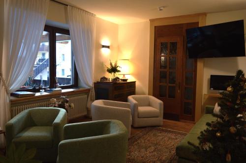 平佐洛万达酒店的一间客厅,客厅里放着圣诞树