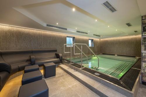 玛丽亚阿尔姆尼德瑞特尔酒店的中间设有游泳池的房间