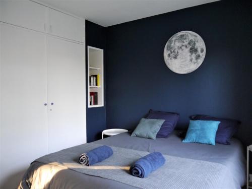 拉蒙维尔圣阿尼Appartement Le Céleste 113 - deux chambres的一间卧室配有一张大床,墙上有月亮