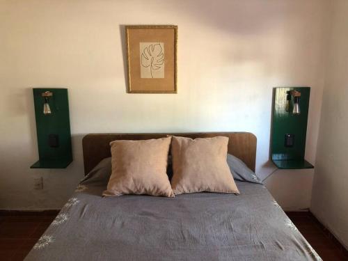 萨尔托Las Abuelas的一间卧室配有一张带两个绿色扬声器的床