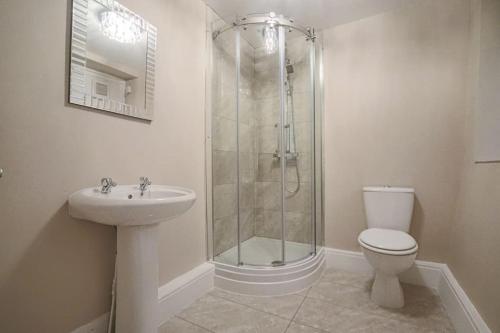 肯德尔Fleece Cottage的带淋浴、卫生间和盥洗盆的浴室