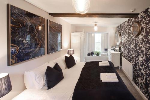 肯德尔Fleece Cottage的卧室配有一张白色的大床和一张沙发。