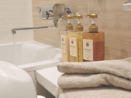 东京KLASSO Tokyo Sumiyoshi Apartments的浴室在柜台上配有2瓶肥皂
