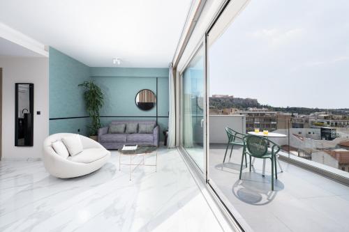 雅典Enattica Suites的客厅配有沙发和桌子