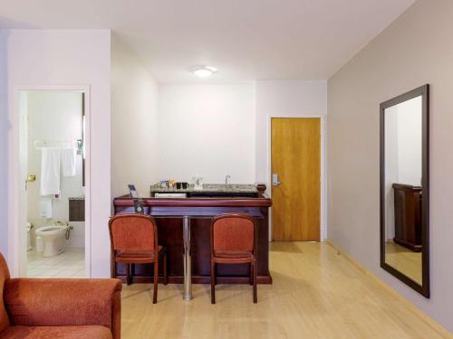 约恩维利约恩维利普林茨美居酒店的客房设有桌椅和浴室。