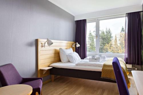 奥斯陆Voksenasen Hotell; Best Western Signature Collection的酒店客房设有床和窗户。