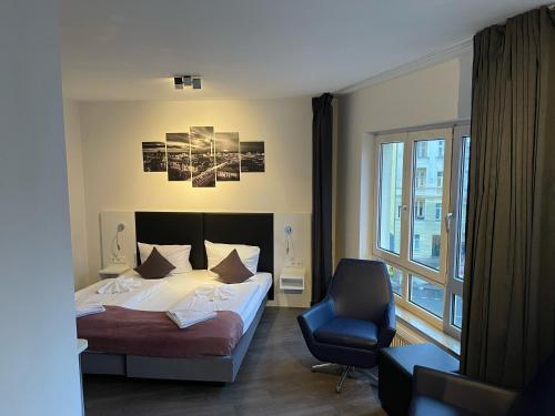 柏林阿尔法酒店的卧室配有床、椅子和窗户。