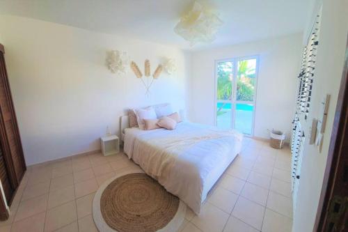 圣马丁岛Villa Picaflor, Friar's Bay的白色的卧室设有床和大窗户
