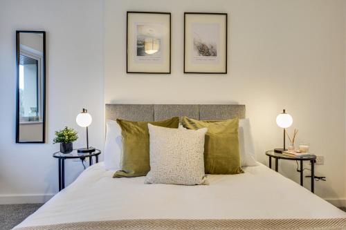 弗姆比Luxury 3-Bedroom House In Formby的卧室配有带绿色枕头的白色床