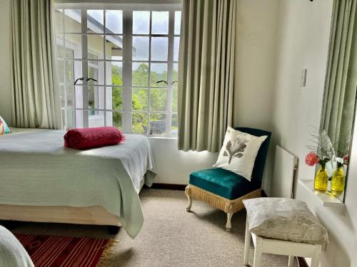LidgettonWoodcroft的卧室配有床、椅子和窗户。