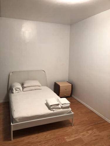 布鲁克林Beachside Brooklyn的一间小卧室,配有床和床头柜