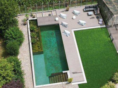 Ebersbachvista-apartments的花园游泳池的顶部景色