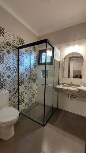 HohenauCasa de huéspedes Mariposa en manantial countryclub的一间带玻璃淋浴和卫生间的浴室