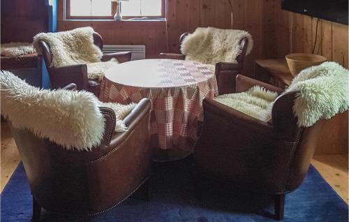 韦姆达伦Lovely Home In Vemdalen With Sauna的配有桌椅的房间