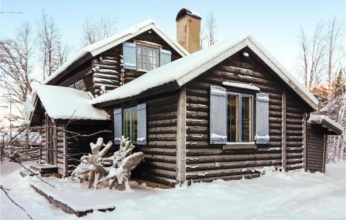 韦姆达伦Lovely Home In Vemdalen With Sauna的雪中雕像的小木屋