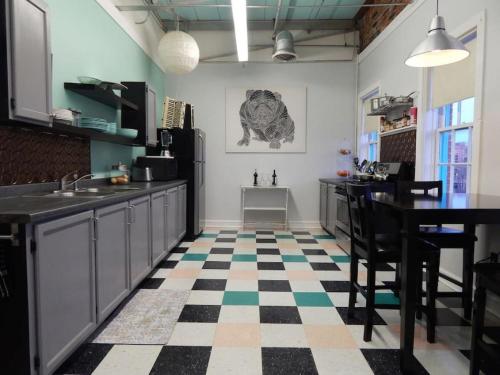 索尔兹伯里Riverfront Loft Apt A的厨房设有 ⁇ 制地板和桌椅
