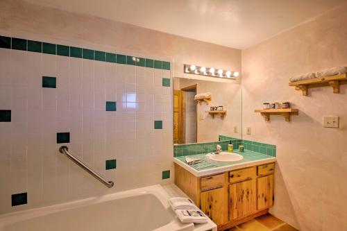 El PradoSouthwest Home with 360-Degree Mtn View, Ski Nearby!的带浴缸和盥洗盆的浴室