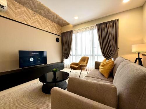 马六甲The Apple Premier Condo in melaka的带沙发和电视的客厅