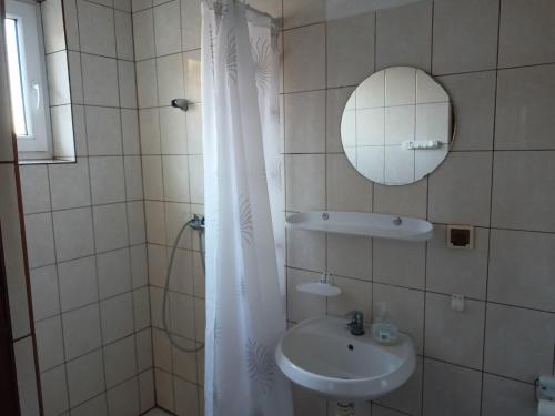 KajetanyWilla Rosa的白色的浴室设有水槽和镜子