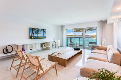 迈阿密海滩Beach Haus Bal Harbour的客厅配有沙发和桌椅