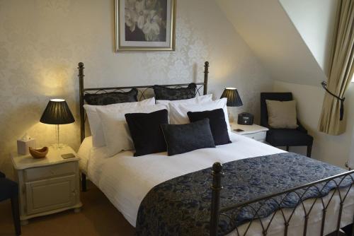 Wootton CourtenayDunkery Beacon Country House的一间卧室配有一张大床,提供黑白枕头