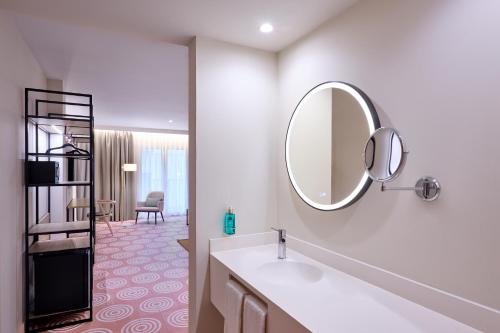 格拉纳达Boutique Hotel Luna Granada Centro的浴室设有水槽和墙上的镜子