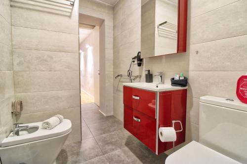 穆尔西亚Lujoso apartamento en el centro de la ciudad的一间带白色卫生间和红色橱柜的浴室