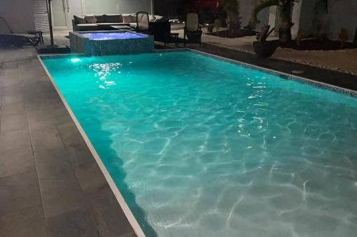 多拉多Aquaville Dorado Moderna Villa 5的一座蓝色的游泳池