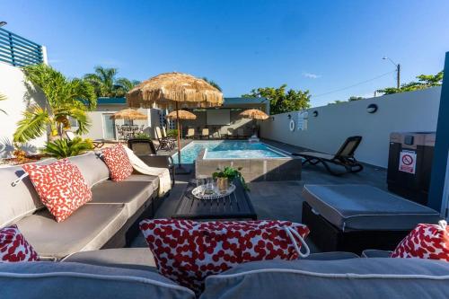 多拉多Aquaville Dorado Moderna Villa 5的带沙发和游泳池的天井