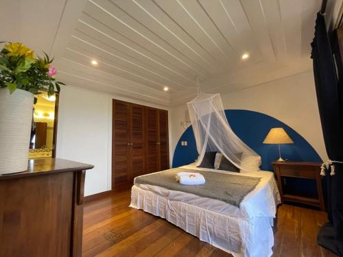 布希奥斯FERRADURA EXCLUSIVE SEaVIEW的一间卧室配有一张带天蓬的床