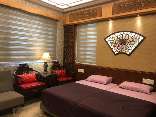 嘉义市瑜家 Yoga Home的一间卧室设有两张床和彩色玻璃窗。