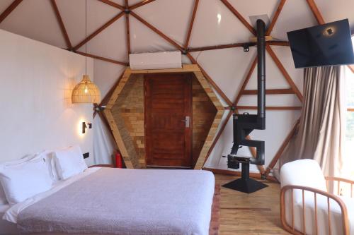 塞尔丘克Mandalin Glamping的一间卧室配有一张床,铺有木地板