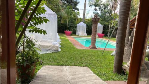 ChiconcuacETNICO LOCAL HOUSE的庭院内带白色帐篷的游泳池
