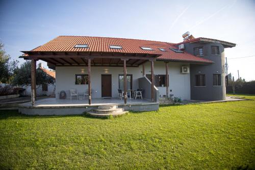 Káto LekhóniaCountryside luxury studios的院子中带屋顶的小房子