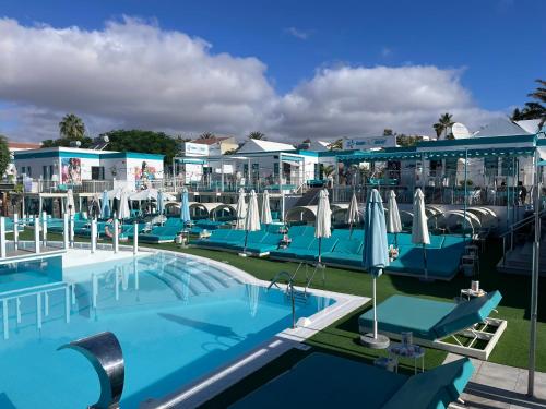 马斯帕洛马斯Venus Star Resort - FKK Nudist Swingers - Only Couples的一个带滑梯的度假游泳池和一个水上公园