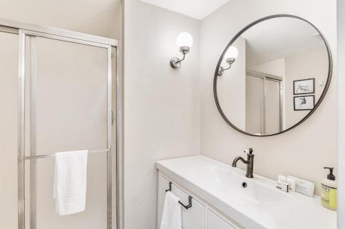 斯廷博特斯普林斯A Scent of Pine的白色的浴室设有水槽和镜子