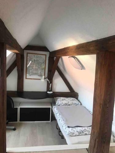 WehrheimModernisiertes Gästezimmer im Ortskern的小房间设有一张床和一张书桌