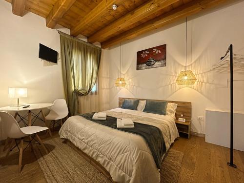 马罗斯蒂卡Agriturismo Vecio Portico的一间卧室配有一张床、一张桌子和一张书桌