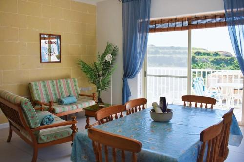 克伦蒂Seaview 2-bedroom Apartment in Xlendi的客厅配有桌子和沙发