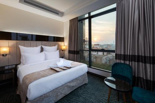 吉达Gladiolus Hotel的酒店客房设有一张床和一个大窗户