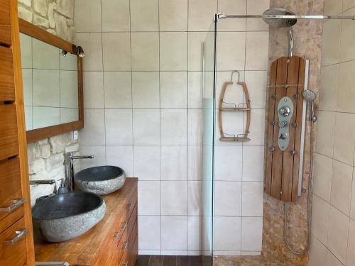 Sant Andrea di BozioCasa Defranchi的一间带两个盥洗盆和淋浴的浴室