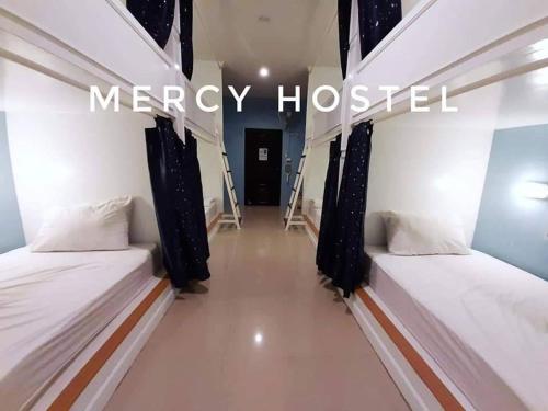 清莱Mercy Hostel的两个床位,房间里有“仁慈医院”