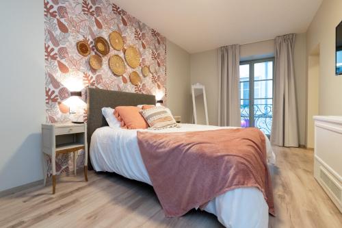 马孔Les coursives appartements的一间卧室设有一张床和一个窗口