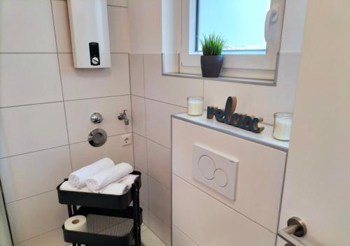 埃森Living-Life, Klinik & Messe vor Ort, Wlan, Netflix的浴室配有盥洗盆、淋浴和毛巾
