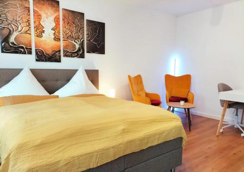 埃森Living-Life, Klinik & Messe vor Ort, Wlan, Netflix的一间卧室配有一张大床和两把椅子